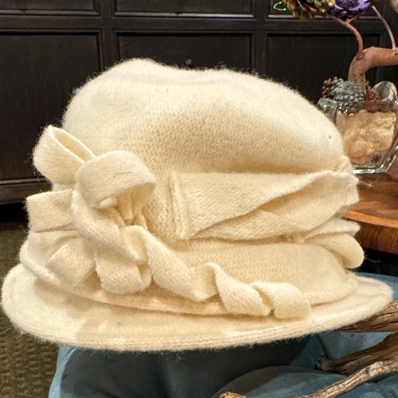 Elegant Cream Wool Hat with Flower Accent - Picture 2 of 4